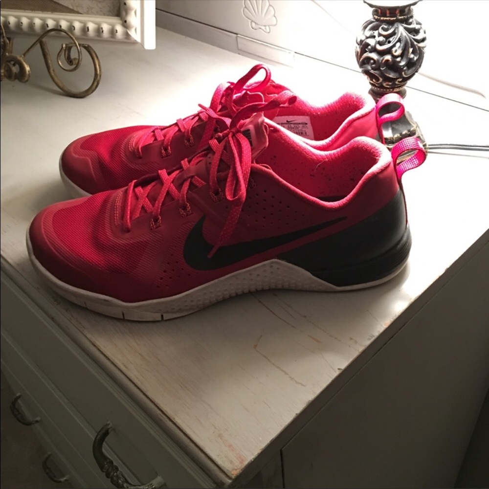 Men’s Nike Metcon 1’s size 10.5. Hardly worn.